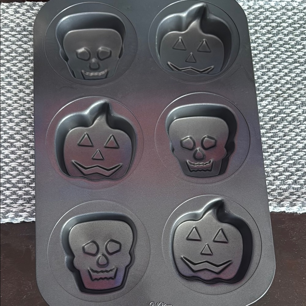 Wilton Halloween Party Cake Pan